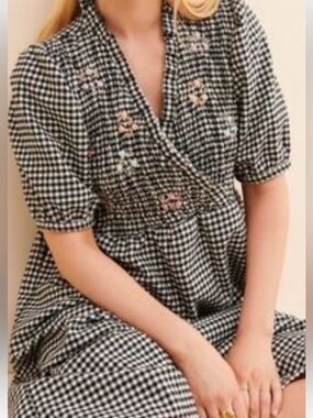 Tach Adelphi Gingham Dress w/hand embroidery. Black/white size M. Great shape!